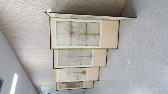 동국팔도지도(병풍 장황 모습)